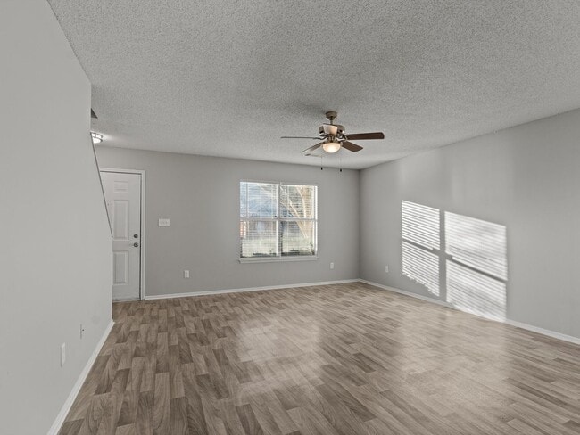 Building Photo - Newly renovated 3 bedroom/2 bath Townhome - Move In Special