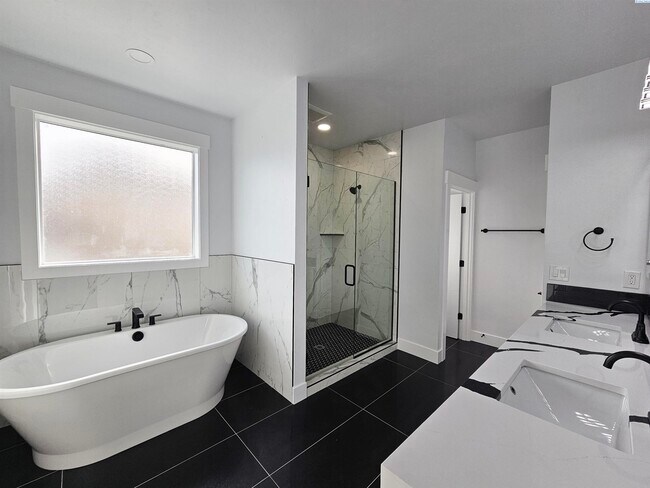 Building Photo - Rambler/Basement with Territorial Views