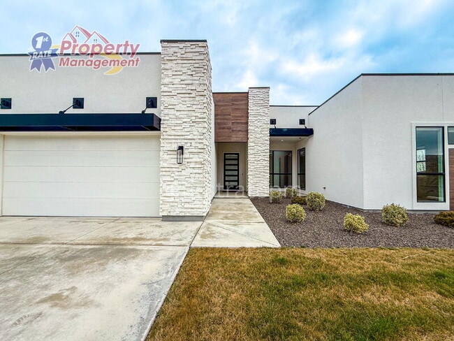 Building Photo - 3024 E Parulo Dr