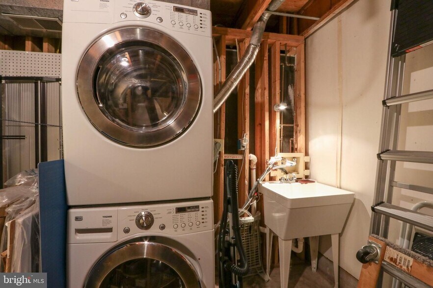 Washer and dryer - 1063 Nicklaus Ct