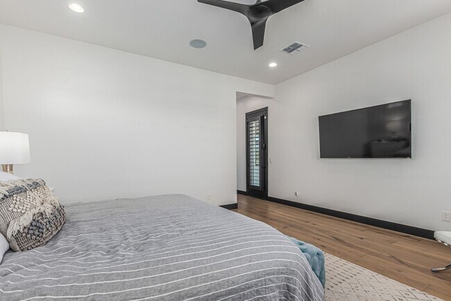 Building Photo - Luxury at Vistal