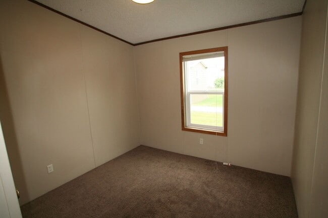 Building Photo - 3 br 2 bath manufactured centrally located