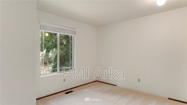 Building Photo - 23960 SE 42nd Pl