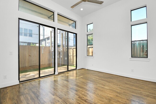Building Photo - 732 W 22nd St