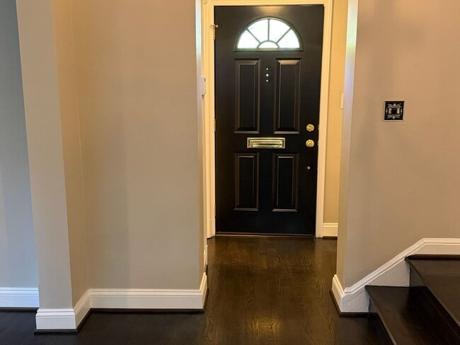 Building Photo - Stunning Home, Great Location, and More!