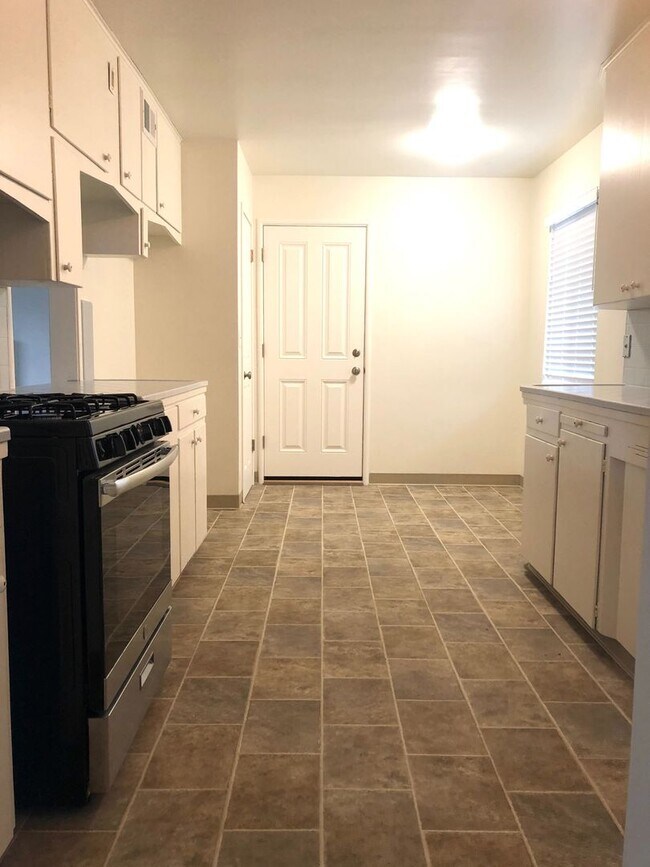 Building Photo - Turlock Charmer newly remodeled