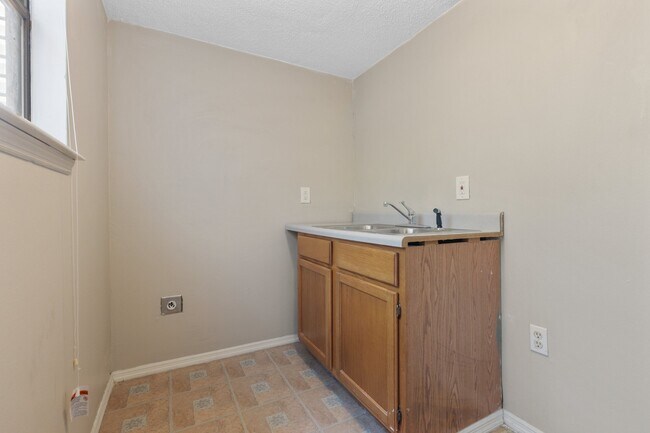 Building Photo - 5 Rocky Top Cove