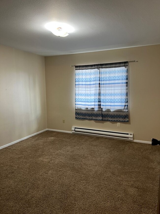 Building Photo - 2 Bedroom 1 Bathroom Apartment