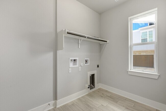 Building Photo - Gorgeous Edgewick Condo