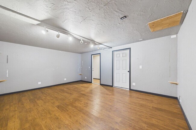 Building Photo - 2910 Greenbriar Ln