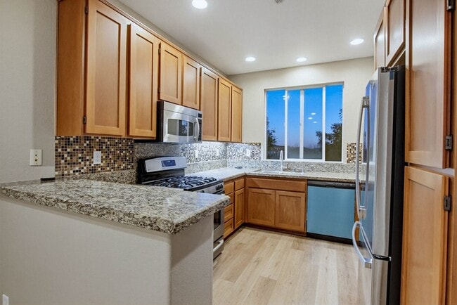 Building Photo - 2 Bedroom Townhome with Bonus Office in San Marcos