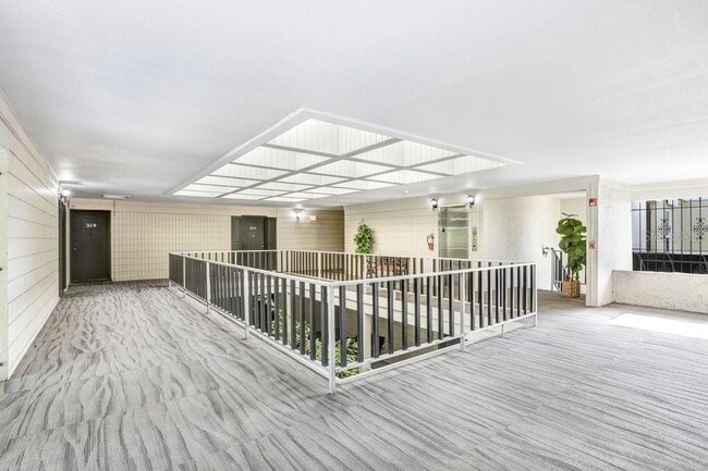 Building Photo - 2302 S Manhattan Ave