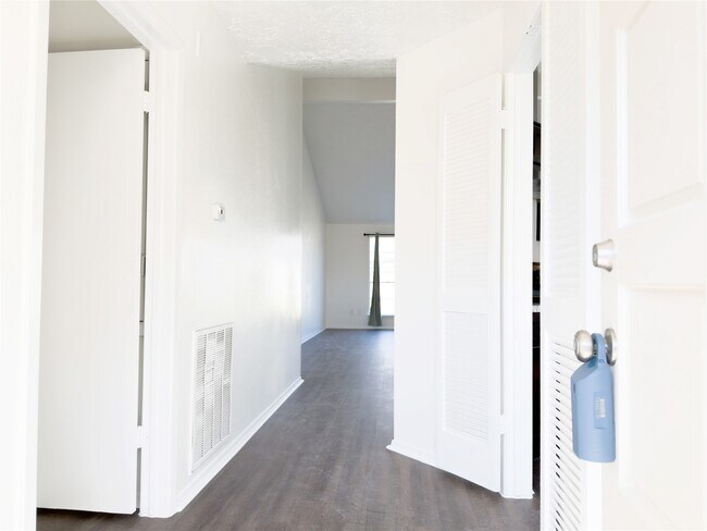 Building Photo - 13610 Piney Oaks Dr