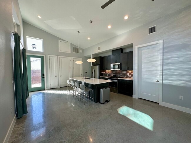 Building Photo - 5008 Lott Ave