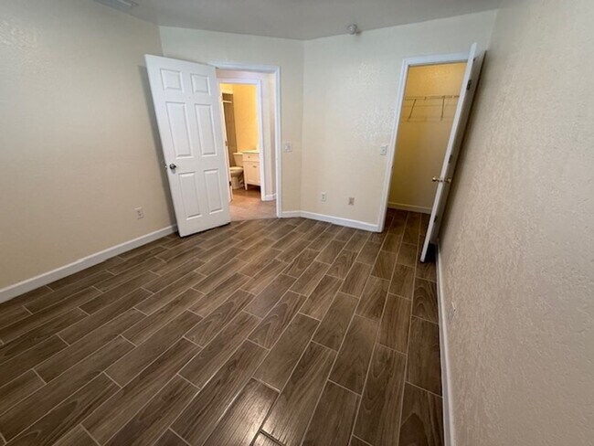 Building Photo - Beautiful single family Home.