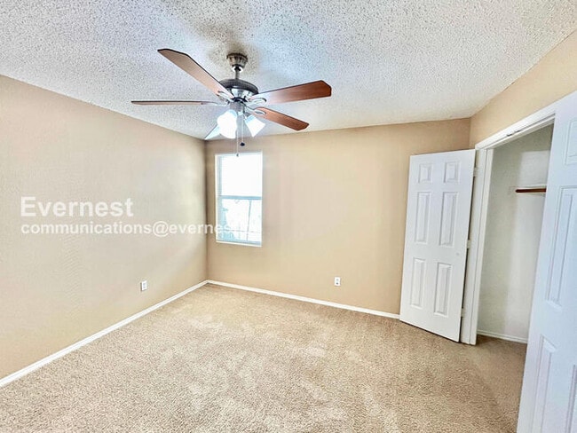Building Photo - 4 Bed, 2 Bath Home with Fenced Yard & Garage / Available Now!