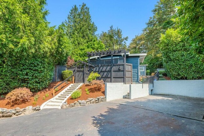 Building Photo - Elegant Air-Conditioned Newly Remodeled Matthews Beach Rambler