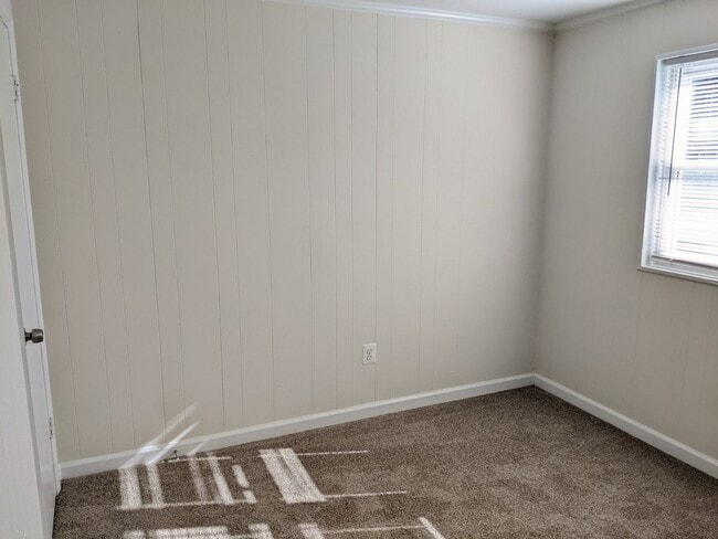 Building Photo - Renovated townhouse in established Frederick neighborhood ready mid February!