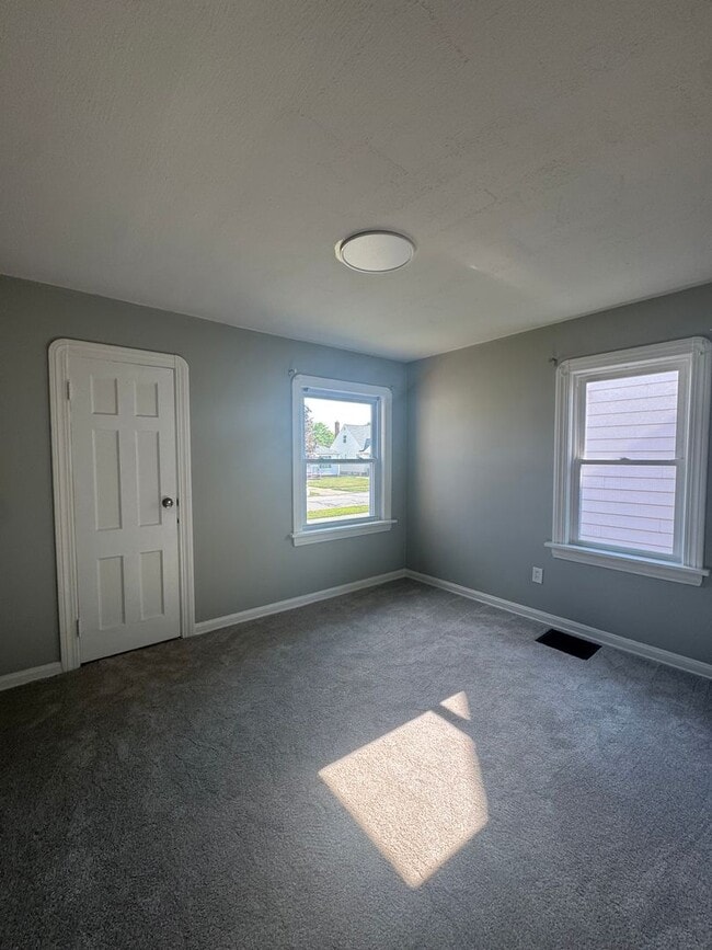 Building Photo - Newly Renovated 3 Bedroom Home