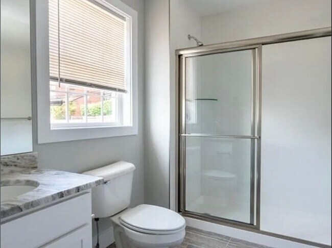 Building Photo - 33 Covington St