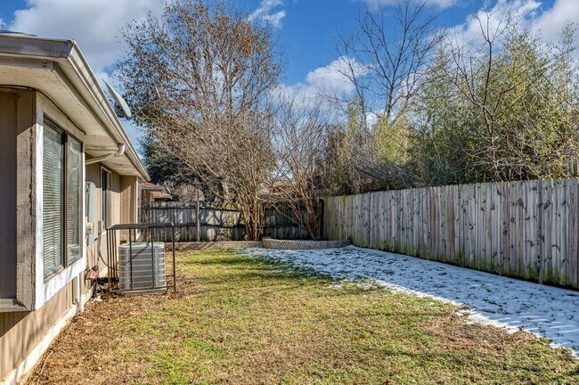 Building Photo - AVAILABLE NOW! NICE 3 BEDROOM HOME LOCATED IN ARLINGTON, TEXAS!