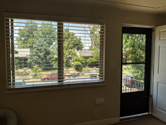 Building Photo - West Wash Park 2/1 Lots of Light, Mountain View and Reserved Parking!!