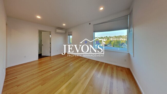 Building Photo - 5BR/4.5BA House in Seattle -- Available Now!
