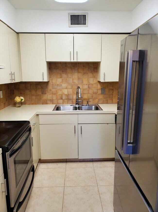 Building Photo - 2445 SW 22nd Ave