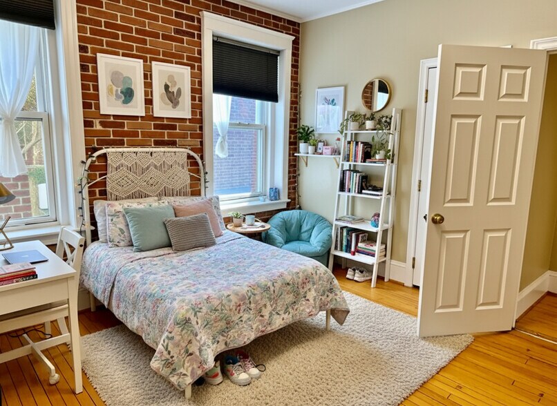 Building Photo - 74 Egmont St