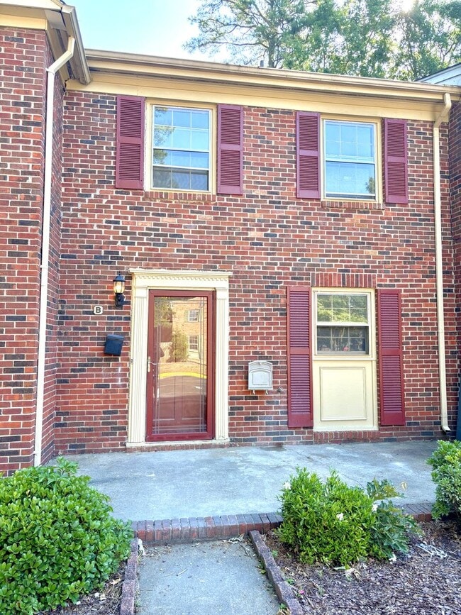 Building Photo - 3 bedroom/ 1.5 bathroom- Courthouse Green