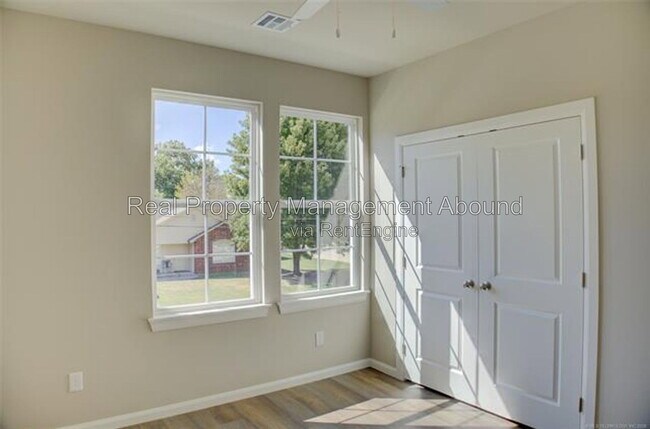Building Photo - 726 S Weenonah Ave