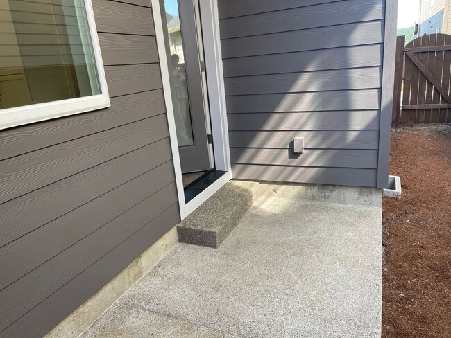 Building Photo - Stylish & Comfortable Living with Fireplace, Island Kitchen, and Private Suite, parks and playgro...