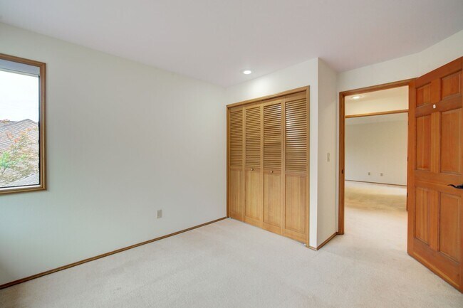 Building Photo - 5bd/3.5ba Bellevue Home