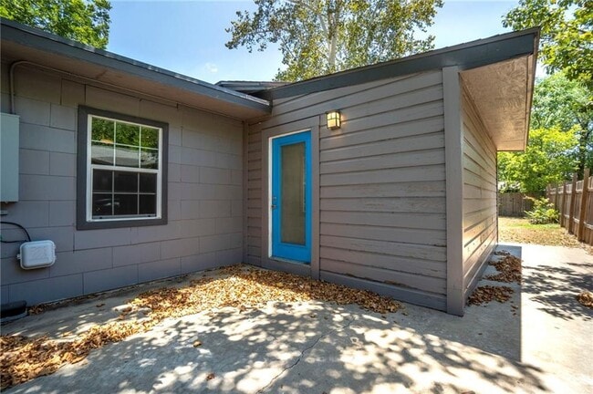 Building Photo - 2105 Fort View Rd