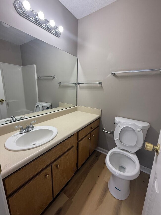 Building Photo - Beautiful 2bedroom, 2bathroom Townhome