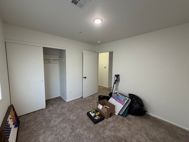 Building Photo - 3 BEDROOM HOME IN DESERT SKY!