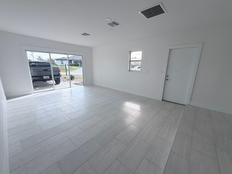 Building Photo - SECTION 8!!! 3/2 pool home with 2 BONUS ROOMS AVAILABLE 09/01/2026