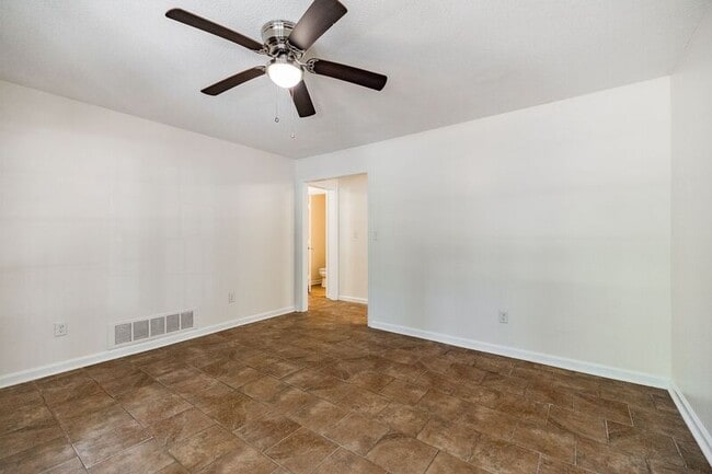 Building Photo - 170 Garnett Ridge Dr