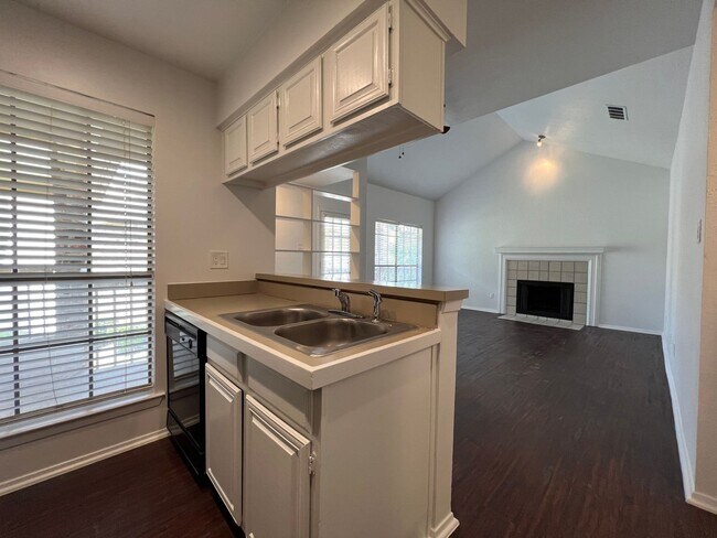 Building Photo - 3140 Devonshire Dr