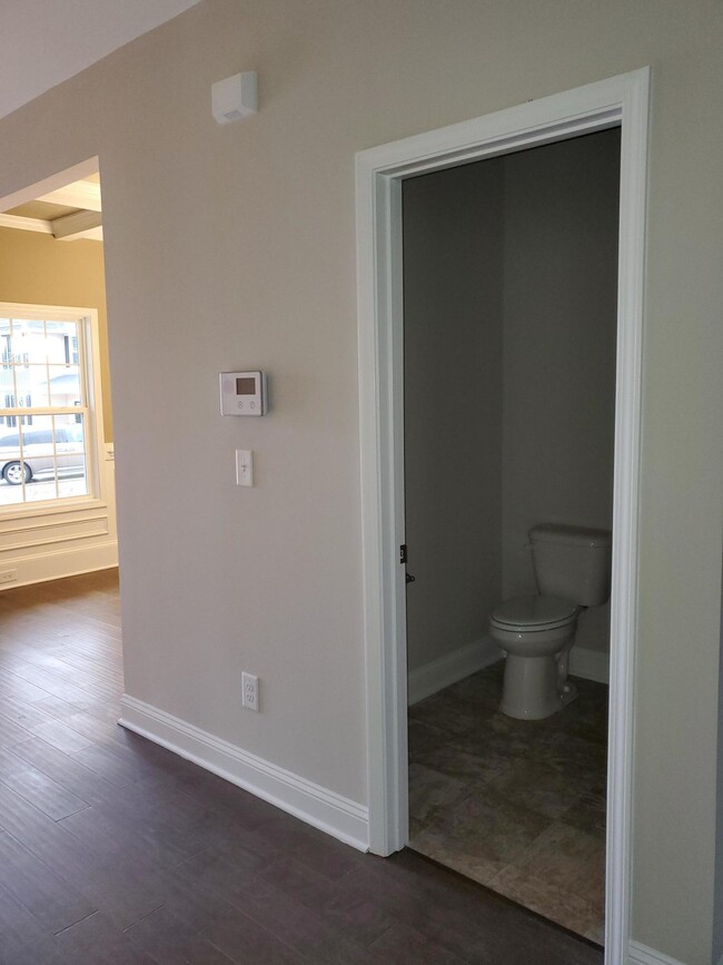 Building Photo - 560 Hampstead Pl