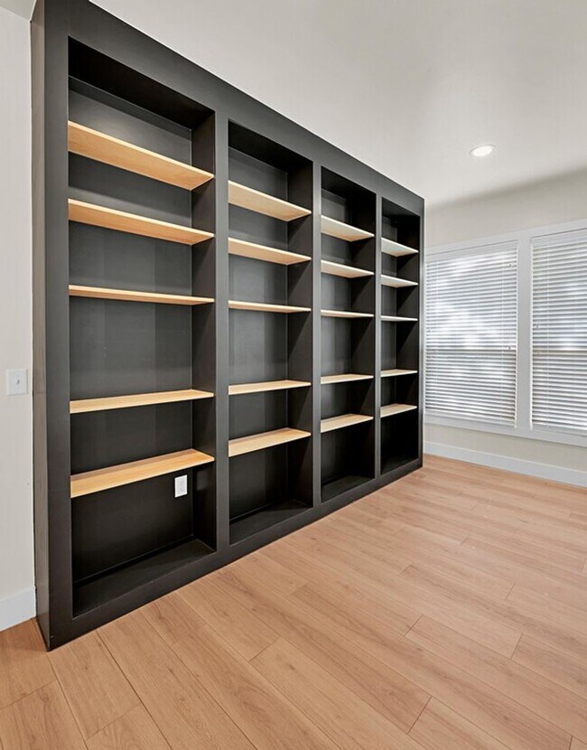 Building Photo - Beautiful 3 bedroom / 3 bath house available now!