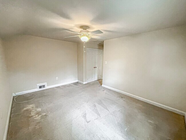 Building Photo - Classic 3 Bedroom 1.5 Bathroom Colonial In...
