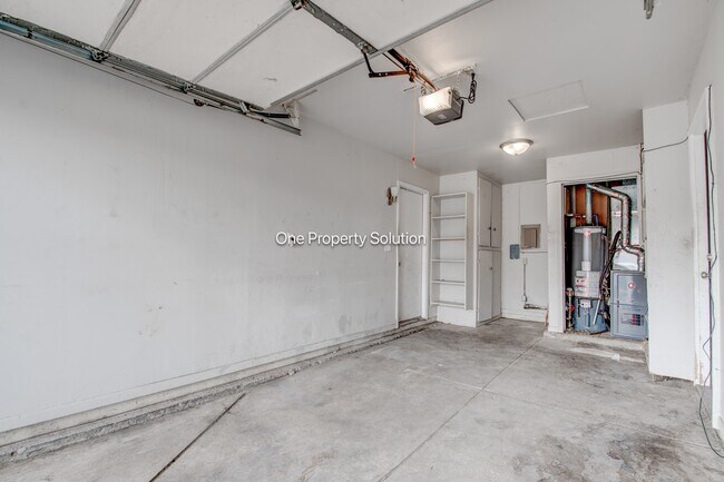 Building Photo - 924 W 60th Pl