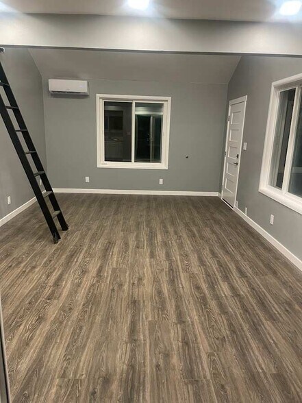 Building Photo - 6929 Ellis Ave S