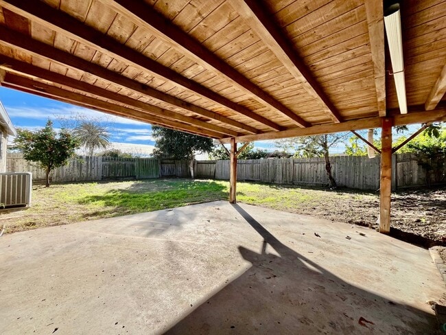 Building Photo - ***Move in special $1000 off 1st month's rent*** 3BR/2BA Home w/ Solar, EV Charger & Garage