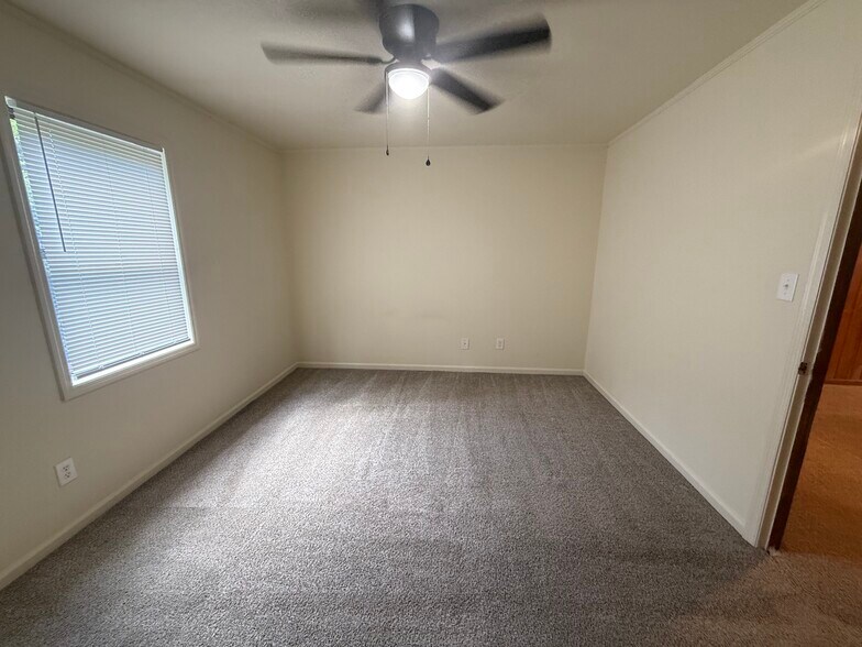 Building Photo - 586 Franklin St