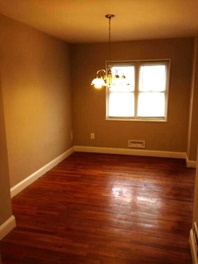 Building Photo - 2 Bedroom, 1 Bath Townhouse