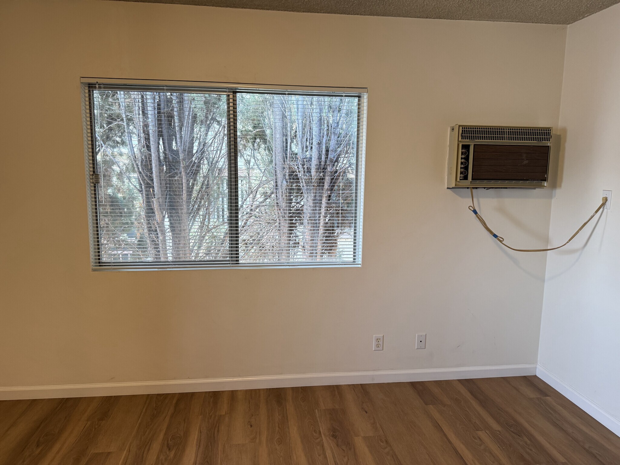 Building Photo - 330 E Fairview Ave