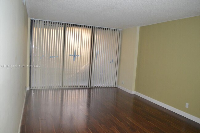 Building Photo - 200 Leslie Dr