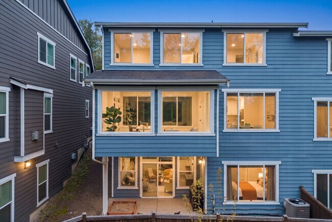 Building Photo - **North-Facing Luxury Home with Sunroom, A/C & Smart Home Features in Sammamish** Available NOW f...